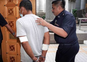 PEMANDU treler yang terlibat dalam nahas 14 kenderaan di Jalan Persiaran Utara Putrajaya, kelmarin direman empat hari di Mahkamah Majistret Putrajaya, semalam. – UTUSAN/FAISOL MUSTAFA