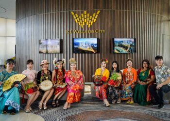 Peggy Tiew (tiga dari kanan) bersama model yang memperagakan pakaian tradisional sempena Festival Peranakan di Kuala Lumpur, semalam. – UTUSAN/MUHAMAD IQBAL ROSLI