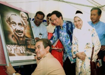 ABDULLAH Ahmad Badawi menandatangani replika kulit buku bertajuk Abdullah Fahim Perjuangan Seorang Tokoh Agama dan Kemerdekaan di Kepala Batas, Pulau Pinang pada 2001.
