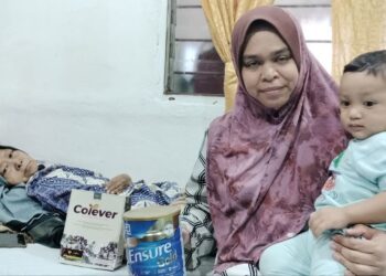 HASPAH Ali bersama ibunya, Salmah Sued yang menghidap barah payudara di Taman Kerian, Bagan Serai semalam. - UTUSAN/WAT KAMAL ABAS