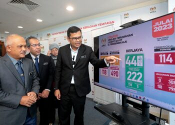 AKMAL Nasrullah Mohd Nasir menunjukkan data terkini projek perumahan swasta yang berjaya dipulihkan di KPKT Putrajaya. - UTUSAN/MOHD. HUSNI MOHD. NOOR