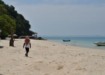 PULAU Kapas merupakan salah satu pulau yang menjadi tumpuan pelancong yang berkunjung di Terengganu. - UTUSAN/PUQTRA HAIRRY ROSLI