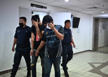 DUA rakan yang mengaku salah atas tuduhan melakukan rompakan bersenjata di Mahkamah Sesyen Kuala Terengganu, hari ini. - UTUSAN/TENGKU DANISH BAHRI TENGKU YUSOFF