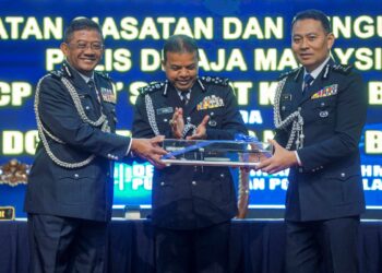 Ayob Khan Mydin Pitchay (tengah) menyaksikan penyerahan Tongkat Kuasa Pengarah Jabatan Siasatan dan Penguatkuasaan Trafik (JSPT) daripada Komisioner Polis (CP), Datuk Seri Mat Kasim Karim (kiri) kepada Deputi Komisioner Polis, Datuk Mohd Nasri Omar pada Majlis Serah Terima Tugas di Pusat Latihan Polis (PULAPOL) di sini, semalam. UTUSAN/FARIZ RUSADIO