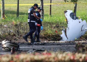 ANGOTA polis forensik memeriksa lokasi pesawat ringan terhempas dan mengorbankan 10 individu di Elmina Central Park, Seksyen U16. - UTUSAN/AFIQ RAZALI