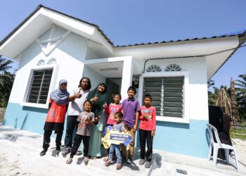 PENERIMA rumah 
baharu daripada 
Program ‘Kasihku 
Zakat Selangor’ 
Norhisyam 
Paimin bersama 
keluarganya di 
Kampung Medan, 
Telok Panglima 
Garang. – UTUSAN/
AFIQ RAZALI