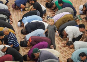 BELAJAR menerima perbezaan pendapat di negara ketiga yang dihuni oleh lebih 32 juta penduduk pelbagai latar belakang dan alur pemikiran.  – GAMBAR HIASAN/AMIR KHALID