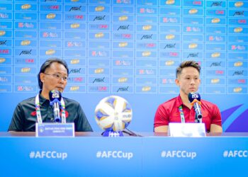 ONG Kim Swee (kiri) bersama penyerang Sabah, Darren Lok dalam sidang akhbar di Stadium Likas semalam menjelang pertemuan Piala AFC menentang kelab Singapura, Hougang United malam ini. - IHSAN SABAH FC