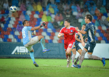 PENYERANG Sabah FC, Darren Lok ketika beraksi menentang Hougang United dalam kempen Piala AFC 2023 .-IHSAN SABAH FC