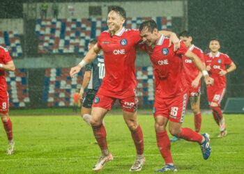DARREN Lok (kiri) meraikan jaringannya ketika membantu Sabah FC menumpaskan  Hougang United  dalam aksi Piala AFC di Stadium Likas semalam. - IHSAN SABAH FC