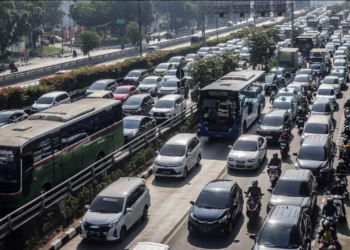 KEADAAN jalan utama di Jakarta yang sesak teruk akibat Persidangan ASEAN ke-43 yang berlangsung selama dua hari. - AGENSI