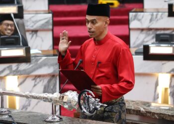 SYED Ahmad Syed Abdul Rahman Alhadad atau Altimet mengangkat sumpah sebagai (ADUN) Lembah Jaya Dewan Undangan Negeri (DUN) Selangor bagi penggal ke-15 pada Mesyuarat Pertama (Angkat Sumpah) Penggal Pertama Dewan Negeri Selangor Yang Ke-15 di Dewan Negeri Selangor, SUK Selangor, Shah Alam.-UTUSAN/AFIQ RAZALI