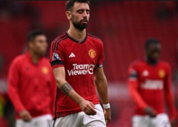 REAKSI Bruno Fernandes ketika Manchester United tewas kepada Brighton, Sabtu lalu. - AFP