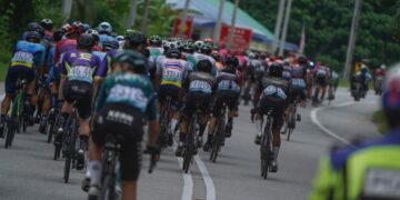 KELOMPOK besar peloton melalui Kuala Kangsar pada perlumbaan peringkat keempat dari Bukit Mertajam ke Meru Raya, Perak semalam. - UTUSAN/AMIR KHALID