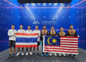 BARISAN pemain Malaysia (dari kanan) Ivan Yuen, Addeen, Eain Yow dan Syafiq bergambar bersama para pemain Thailand sebelum perlawanan Kumpulan B Sukan Asia di Hangzhou, China, bermula, hari ini. - Ihsan SRAM