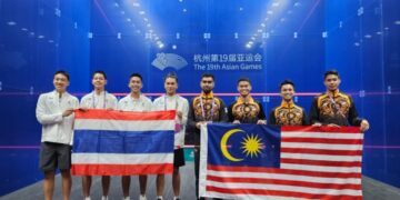 BARISAN pemain Malaysia (dari kanan) Ivan Yuen, Addeen, Eain Yow dan Syafiq bergambar bersama para pemain Thailand sebelum perlawanan Kumpulan B Sukan Asia di Hangzhou, China, bermula, hari ini. - Ihsan SRAM