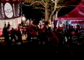 TANGKAP layar rakaman video yang tular menunjukkan beberapa pengunjung program DIBW bergaduh di pantai Desaru, Kota Tinggi.