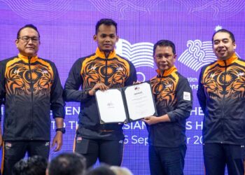 MUHAMMAD Shah Firdaus (dua, kiri) menerima watikah daripada Presiden Majlis Olimpik Malaysia, Tan Sri Mohamad Norza Zakaria dalam Majlis Penyerahan Watikah Pemilihan kepada Kontinjen Malaysia ke  Sukan Asia ke-19 di Kuala Lumpur hari ini. - UTUSAN/MUHAMAD IQBAL ROSLI