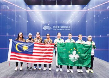 BARISAN pemain skuasy negara (dari kiri) Rachel Arnold, Aifa Azman, Aira Azman dan S. Sivasangari menundukkan Macau 3-0 dalam aksi Kumpulan B pada Sukan Asia di Hangzhou, China semalam. – Ihsan SRAM