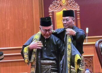 MUHAMMAD Sanusi Md. Nor memakaikan jubah kepada Zubir Ahmad selepas pengumuman pelantikan sebagai Speaker Dewan Undangan Negeri (DUN) Kedah baharu.