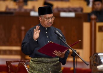 MOHD. Nor Hamzah mengangkat sumpah sebagai Speaker DUN Terengganu baharu bagi penggal Ke-15 di Kuala Terengganu, hari ini. - UTUSAN/PUQTRA HAIRRY ROSLI