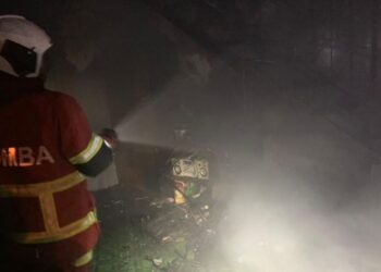 ANGGOTA bomba dan penyelamat memadam kebakaran yang mengorbankan suami isteri di sebuah rumag di Taman Megah, Kajang, awal pagi ini.