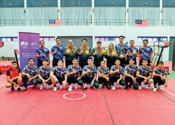 Farrah-Hani Imran  (belakang, empat dari kanan) bersama Chong Kim Fatt (belakang, tengah) melawat sesi latihan skuad sepak takraw yang akan bertanding ke Sukan Asia Hangzhou. – IHSAN MSN