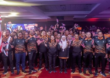 SEBAHAGIAN  atlet yang akan beraksi dalam Sukan Asia dan Sukan Para Asia di Hangzhou dalam majlis penyerahan Jalur Gemilang Kepada Kontinjen Malaysia oleh isteri Perdana Menteri, Datuk Seri Dr. Wan Azizah Wan Ismail di Bukit Jalil kelmarin. Turut hadir Menteri Belia dan Sukan, Hannah Yeoh. - UTUSAN/ M. Firdaus M. Johari