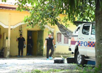 ANGGOTA polis melakukan pemeriksaan di lokasi kejadian suami dipercayai menikam isterinya di sebuah rumah di Kampung Padang Nyu, Arau, Perlis, hari ini. - UTUSAN/IZLIZAN OTHMAN