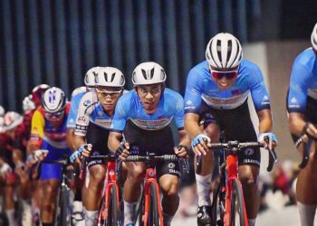 PASUKAN Terengganu Polygon Cycling Team mengungguli perlumbaan Tour Gateh D'Tranung 2023 di Kuala Terengganu semalam. - IHSAN TSG