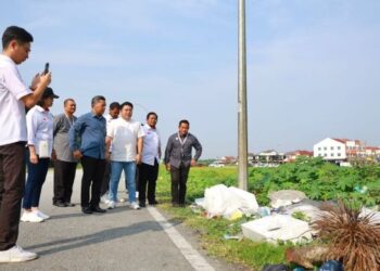 WOO Kah Leong (tiga dari kanan) ketika melawat kawasan pembuangan sampah haram di Teluk Intan. - UTUSAN/AIN SAFRE BIDIN