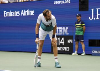 REAKSI pemain Russia, Daniil Medvedev ketika menentang Andrey Rublev pada suku akhir Terbuka Amerika Syarikat di Stadium Billie Jean King Nasional USTA di New York semalam. – AFP