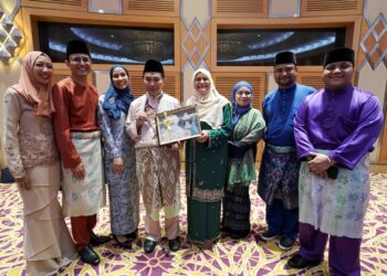 SYED Othman Syed Husin Al-Habshi dan isteri, Datin Sharifah Fatimah Aljunid (empat kanan) bersama 
ahli keluarganya pada Majlis Sambutan Maulidur Rasul Peringkat Kebangsaan 2023 di Putrajaya, semalam. 
– UTUSAN/FAISOL MUSTAFA