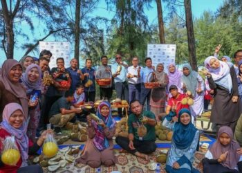 MAZLAN Abd. Ghaffar (berdiri, tengah) bergambar bersama pengamal media pada majlis santai warga UMT bersama pengamal media Terengganu di UMT, Kuala Nerus, semalam. - UTUSAN/KAMALIZA KAMARUDDIN 