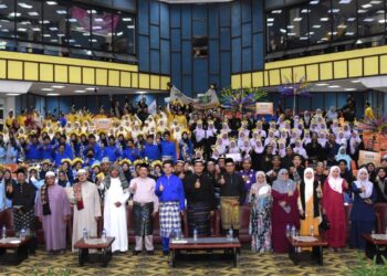 Dr. Md. Amin Md. Taff (baris hadapan, baju biru) bersama pegawai UPSI dalam program Maulidur Rasul di Auditorium Utama, Kampus Sultan Abdul Jalil Shah. Tanjung Malim, Perak.