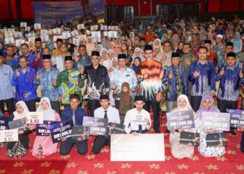 MOHD. Naim Mokhtar bergambar kenangan bersama sebahagian  pelajar cemerlang pada Majlis Anugerah Pelajar Cemerlang Tahun 2022 dan Pelancaran Wakaf Tablet MAIWP, di sini, hari ini.  -UTUSAN/MOHD FARIZWAN HASBULLAH