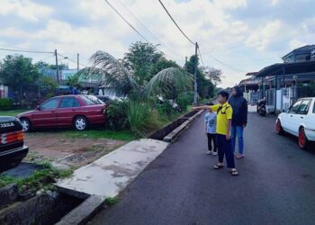 MANGSA menunjukkan lokasi motosikal yang diletakkan oleh lelaki yang menawarkan gula-gula sebelum mengikutinya pulang dalam kes cubaan culik di Taman Sejati Indah, Sungai Petani