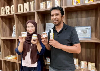NAJIB Ramjan (kanan) dan Jazneeda Jamil menunjukkan produk keluaran MummyRQ Sdn Bhd yang beroperasi di Taman Halal Kedah, Sungai Petani Kedah.