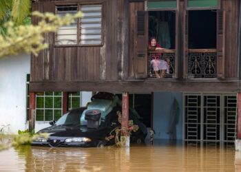 Seorang warga emas duduk termenung di rumahnya yang dinaiki air susulan hujan lebat berterusan di Kampung Paya Nongmi, Changlun, Kedah semalam. - UTUSAN/ SHAHIR NOORDIN