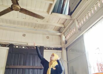 ZAMIRA SHAHABUDIN menunjukkan loteng rumah pusaka yang terletak di Kampung Pedas, Rembau yang dahulunya dijadikan tempat persembunyian anak gadis di kampung berkenaan daripada kekejaman tentera Jepun di Tanah Melayu.-UTUSAN/NOR AINNA HAMZAH