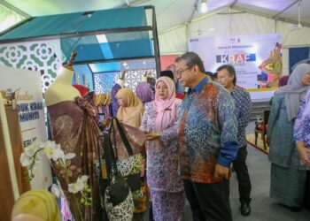 ROSLAN Abdul Rahman diiringi 'Ainu Sham Ramli (kiri) melawat reruai pameran kraf selepas Majlis Perasmian Festival Kraf Utara 2023 di Perbadanan Kemajuan Kraftangan Malaysia Cawangan Perlis, Sabtu lalu. - UTUSAN/SHAHIR NOORDIN