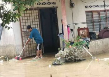 KEADAAN rumah penduduk yang dinaiki air akibat banjir di Temoh dekat Tapah semalam. – UTUSAN/AIN SAFRE BIDIN.