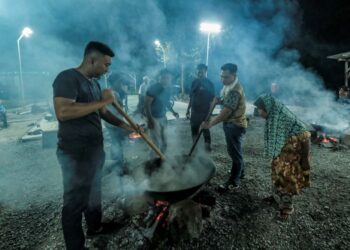 GOTONG-royong sesama jiran dan bertegur sapa  merupakan amalan mulia yang dituntut dalam setiap agama.
-GAMBAR HIASAN