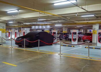STESEN hab pengecasan pantas EV Tesla yang terletak di tempat letak kereta tingkat B1 tingkat bawah tanah di tiang C 21 pusat beli belah Pavilion Kuala Lumpur di sini, baru-baru ini.-UTUSAN/FARIZ RUSADIO