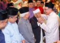 Datuk Seri Anwar Ibrahim menyantuni mantan Pengarah Urusan Tabung Haji (1964-1965), Tan Sri Hanafiah Hussain pada Majlis Pelancaran Sambutan Ulang Tahun ke-60 Lembaga Tabung Haji di Menara Tabung Haji  di Jalan Tun Razak, Kuala Lumpur semalam. -UTUSAN/SHIDDIEQIIN ZON