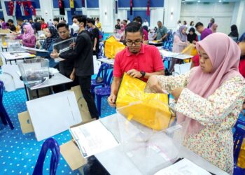 PETUGAS SPR memeriksa peralatan mengundi pada Majlis Taklimat dan Persiapan SPR sempena Pilihanraya Kecil DUN Simpang Jeram di Dewan Jubli Intan Sultan Ibrahim, Muar, Johor. - UTUSAN/SHIDDIEQIIN ZON