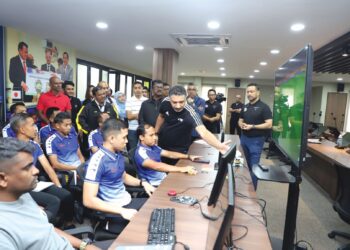 STUART Ramalingam (kanan) diberi penerangan mengenai penggunaan VAR dalam latihan fasa kedua yang diadakan di Wisma FAM, Kelana Jaya semalam. – IHSAN FAM