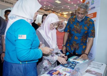 WAN Azizah Wan Ismail (tengah)  melawat ruang pameran selepas merasmikan Karnival Jom Latih Belia Digital Madani di Pusat Belia Antarabangsa (IYC) di sini, hari ini. -UTUSAN/FARIZ RUSADIO
