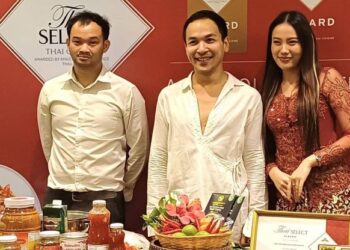 WORAWAN Wanwil (tengah) dalam satu majlis baru-baru ini.