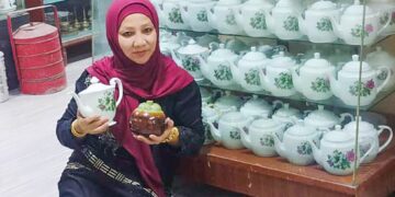 Anie Malek memegang tabung buah manggis yang menjadi antara koleksi kesayangannya.